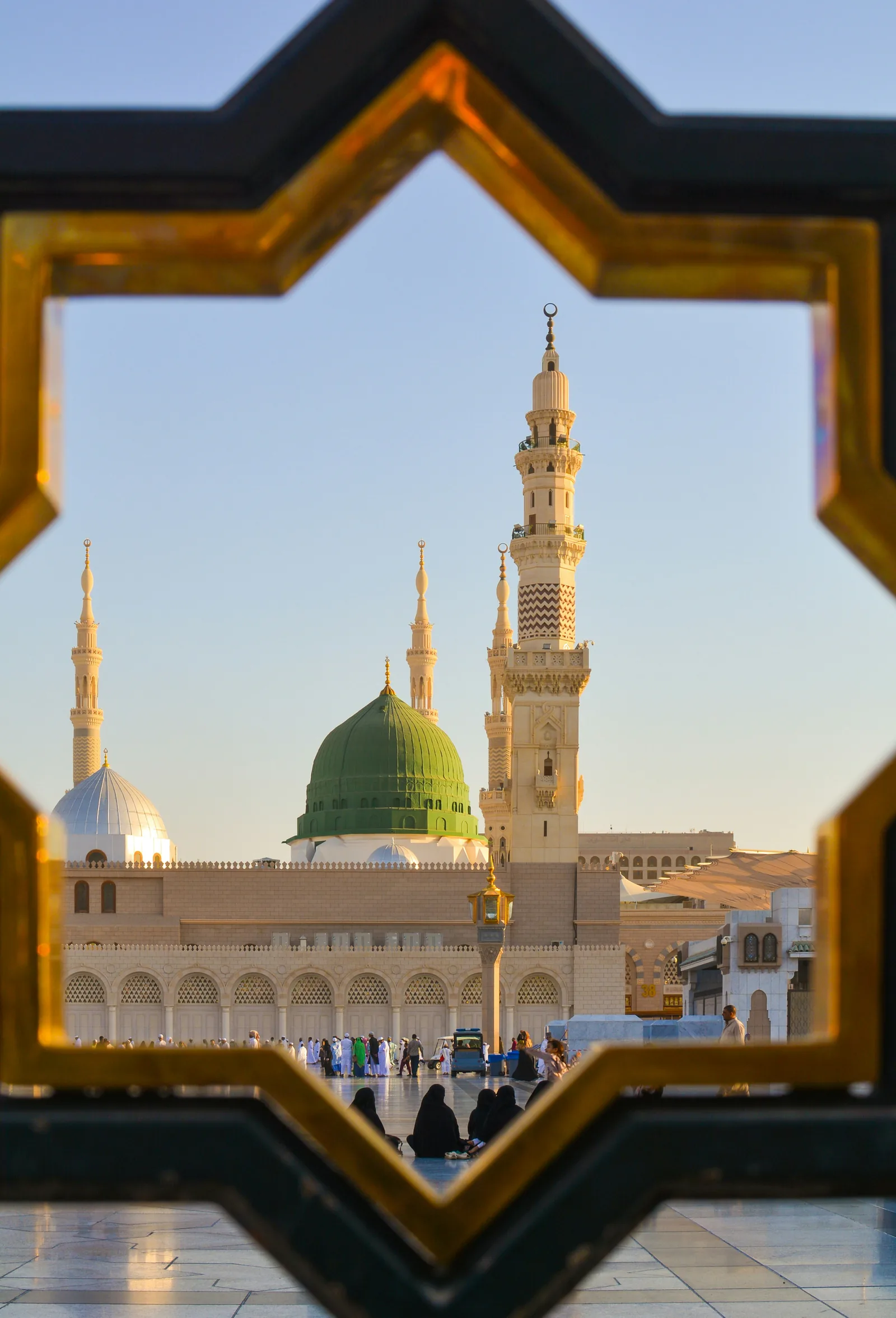 Kubah hijau Masjid Nabawi di Madinah, dilihat melalui bingkai tingkap berbentuk bintang